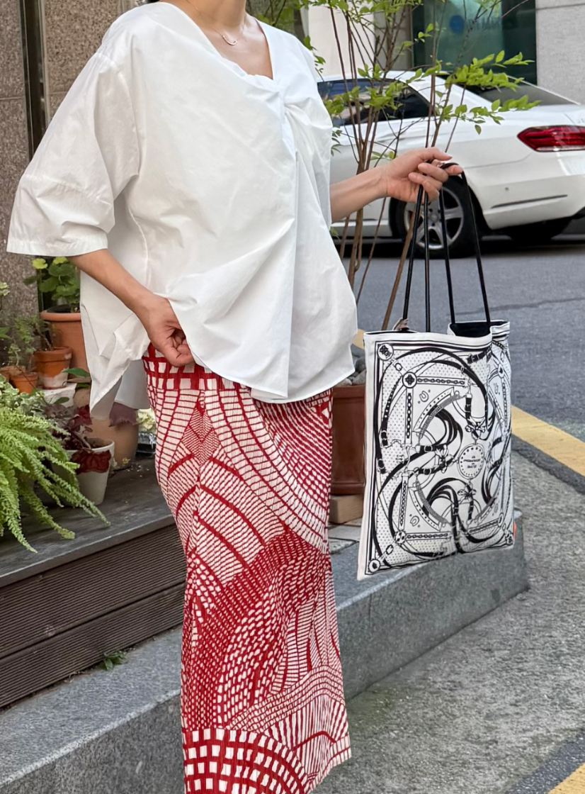 입는 순간 분위기가 완성되는 모던 레드 아트 플리츠 롱스커트 Modern Red Art Pleated Long Skirt