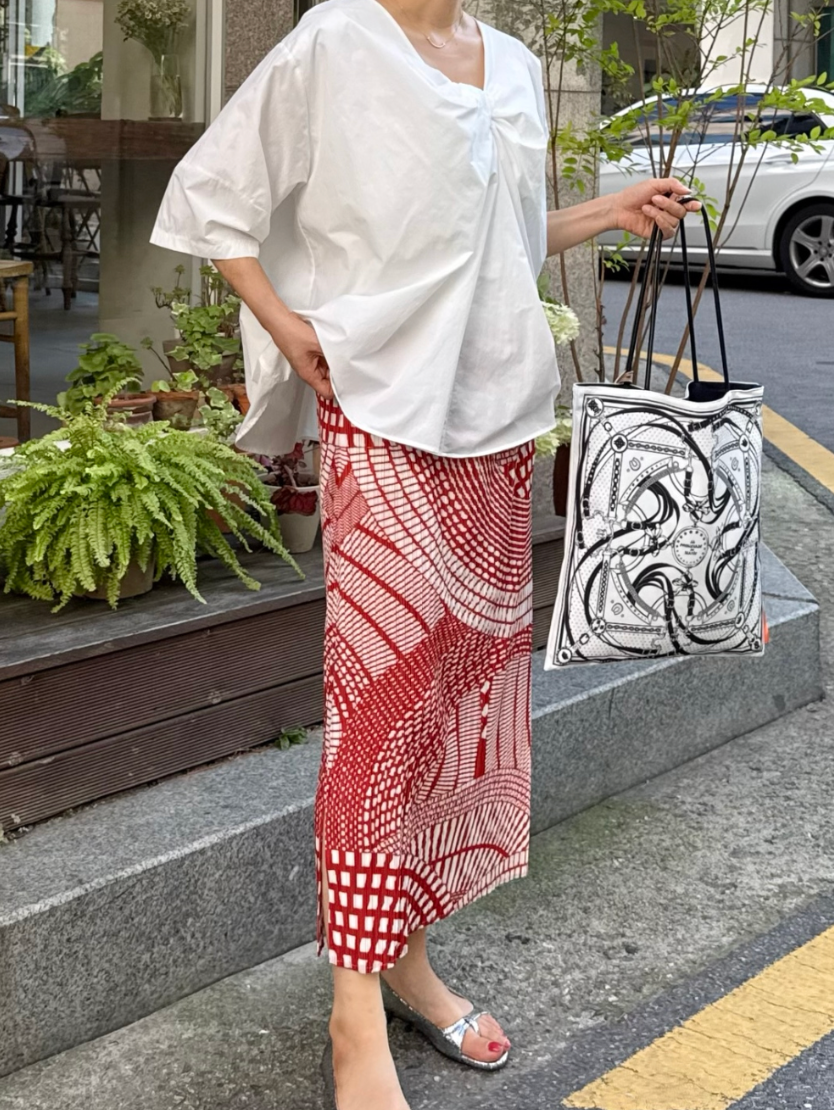 입는 순간 분위기가 완성되는 모던 레드 아트 플리츠 롱스커트 Modern Red Art Pleated Long Skirt