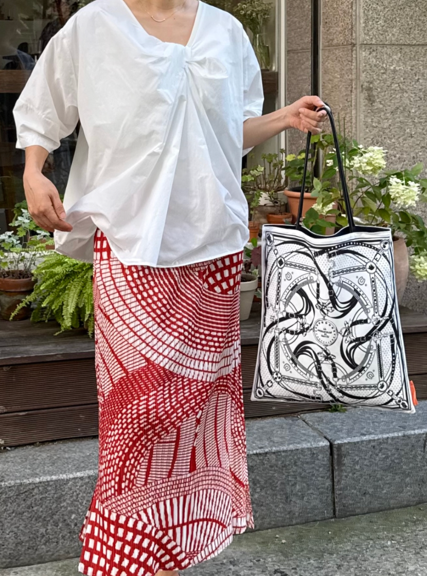 입는 순간 분위기가 완성되는 모던 레드 아트 플리츠 롱스커트 Modern Red Art Pleated Long Skirt