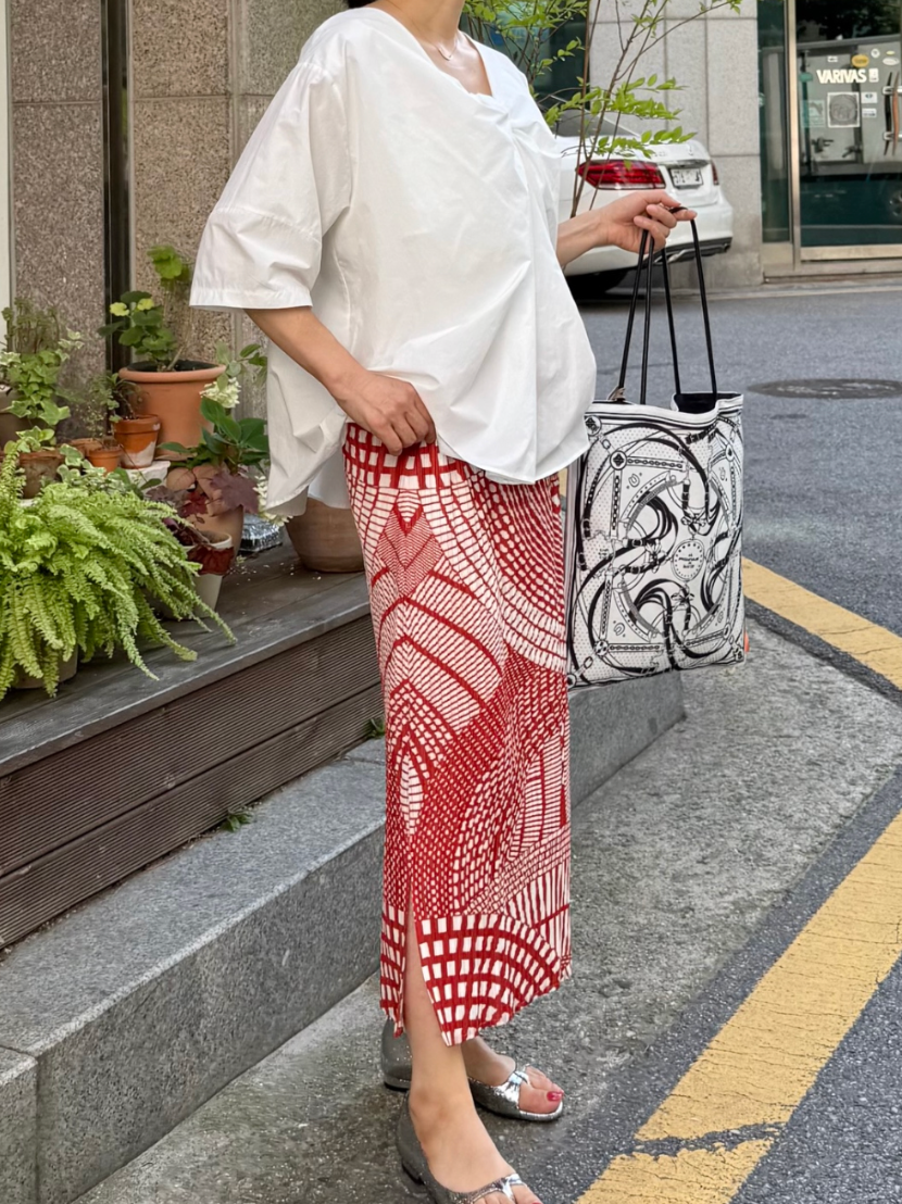입는 순간 분위기가 완성되는 모던 레드 아트 플리츠 롱스커트 Modern Red Art Pleated Long Skirt