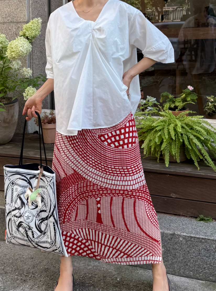 입는 순간 분위기가 완성되는 모던 레드 아트 플리츠 롱스커트 Modern Red Art Pleated Long Skirt