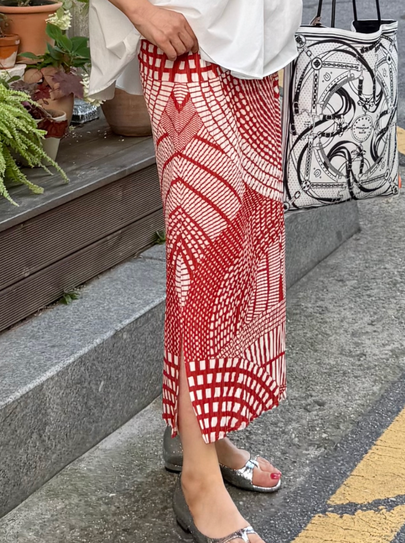 입는 순간 분위기가 완성되는 모던 레드 아트 플리츠 롱스커트 Modern Red Art Pleated Long Skirt