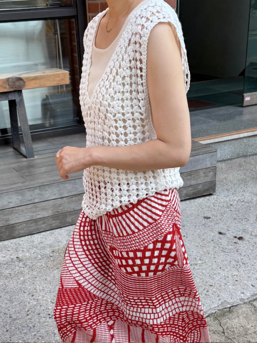 입는 순간 분위기가 완성되는 모던 레드 아트 플리츠 롱스커트 Modern Red Art Pleated Long Skirt