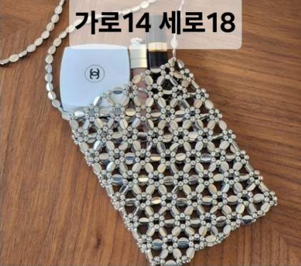 ✨반짝이는 실버 비즈의 우아한 존재감, 데일리와 특별한 순간을 모두 담아내는 비즈 스퀘어 크로스백 Silver Beaded Square Crossbody Bag