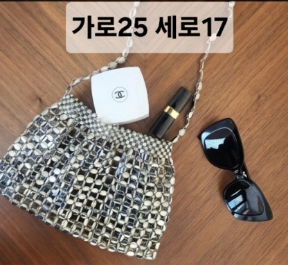 눈부신 실버의 반짝임, 특별한 순간을 완성하는 바바로사 실버 비즈 토트백 Barbarossa Silver Beaded Tote Bag