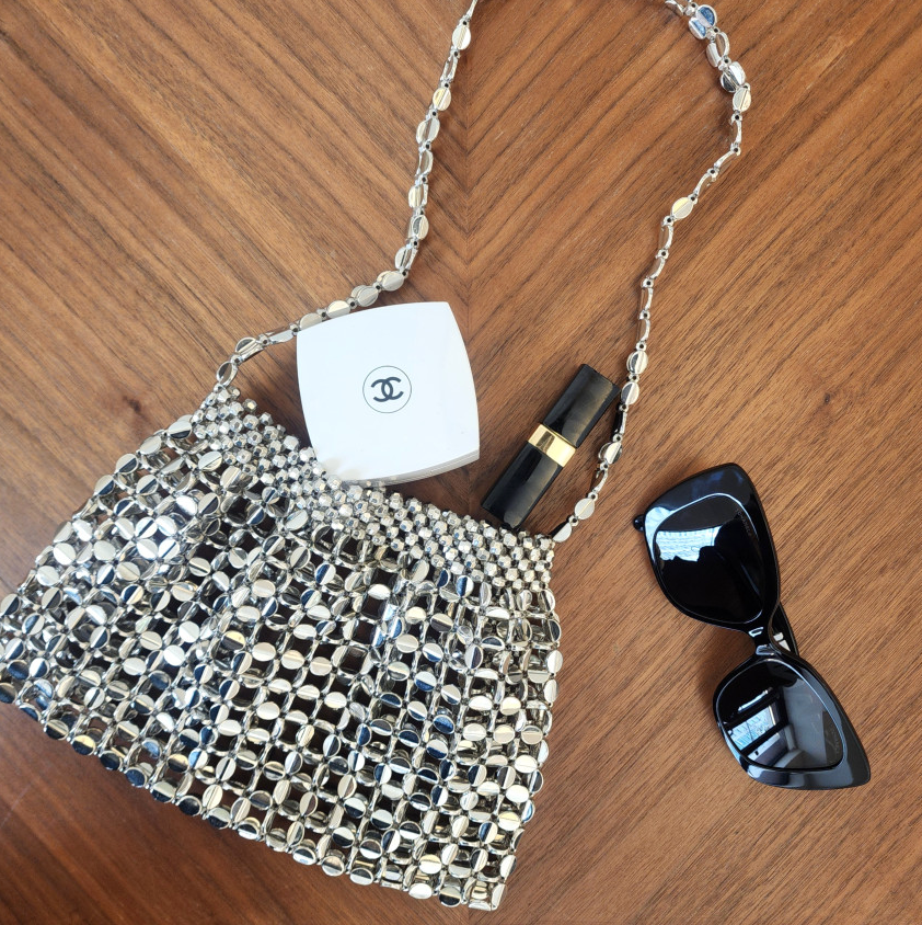 눈부신 실버의 반짝임, 특별한 순간을 완성하는 바바로사 실버 비즈 토트백 Barbarossa Silver Beaded Tote Bag