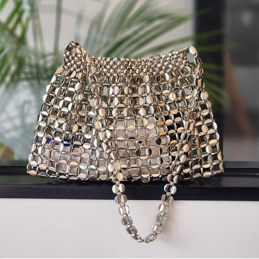 눈부신 실버의 반짝임, 특별한 순간을 완성하는 바바로사 실버 비즈 토트백 Barbarossa Silver Beaded Tote Bag