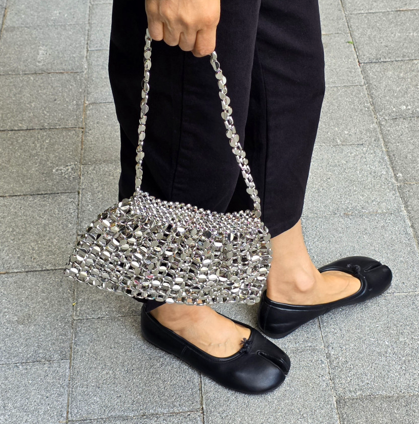 눈부신 실버의 반짝임, 특별한 순간을 완성하는 바바로사 실버 비즈 토트백 Barbarossa Silver Beaded Tote Bag