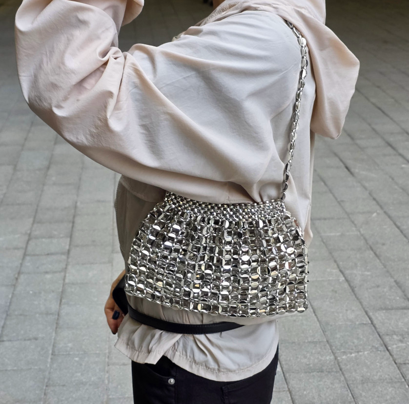 눈부신 실버의 반짝임, 특별한 순간을 완성하는 바바로사 실버 비즈 토트백 Barbarossa Silver Beaded Tote Bag