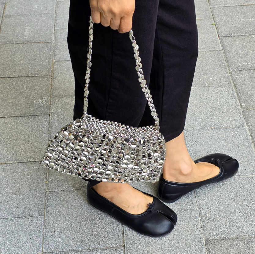 눈부신 실버의 반짝임, 특별한 순간을 완성하는 바바로사 실버 비즈 토트백 Barbarossa Silver Beaded Tote Bag