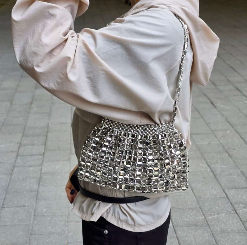 눈부신 실버의 반짝임, 특별한 순간을 완성하는 바바로사 실버 비즈 토트백 Barbarossa Silver Beaded Tote Bag