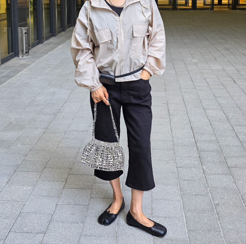 눈부신 실버의 반짝임, 특별한 순간을 완성하는 바바로사 실버 비즈 토트백 Barbarossa Silver Beaded Tote Bag
