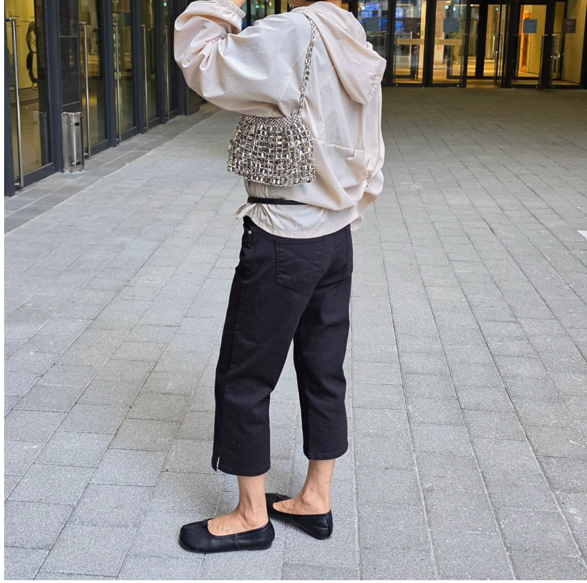 눈부신 실버의 반짝임, 특별한 순간을 완성하는 바바로사 실버 비즈 토트백 Barbarossa Silver Beaded Tote Bag