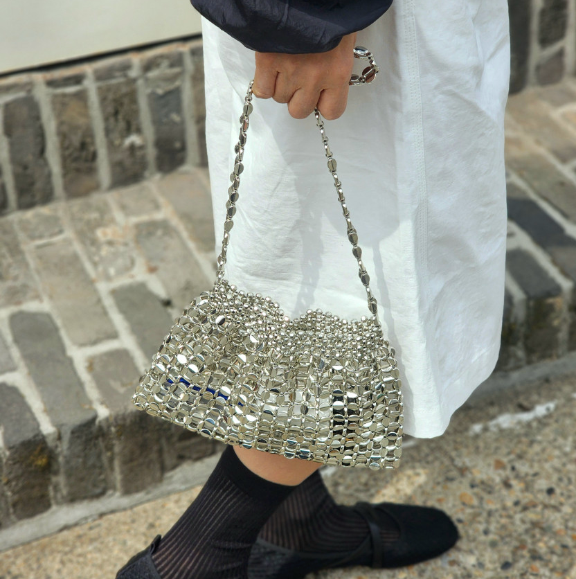 눈부신 실버의 반짝임, 특별한 순간을 완성하는 바바로사 실버 비즈 토트백 Barbarossa Silver Beaded Tote Bag
