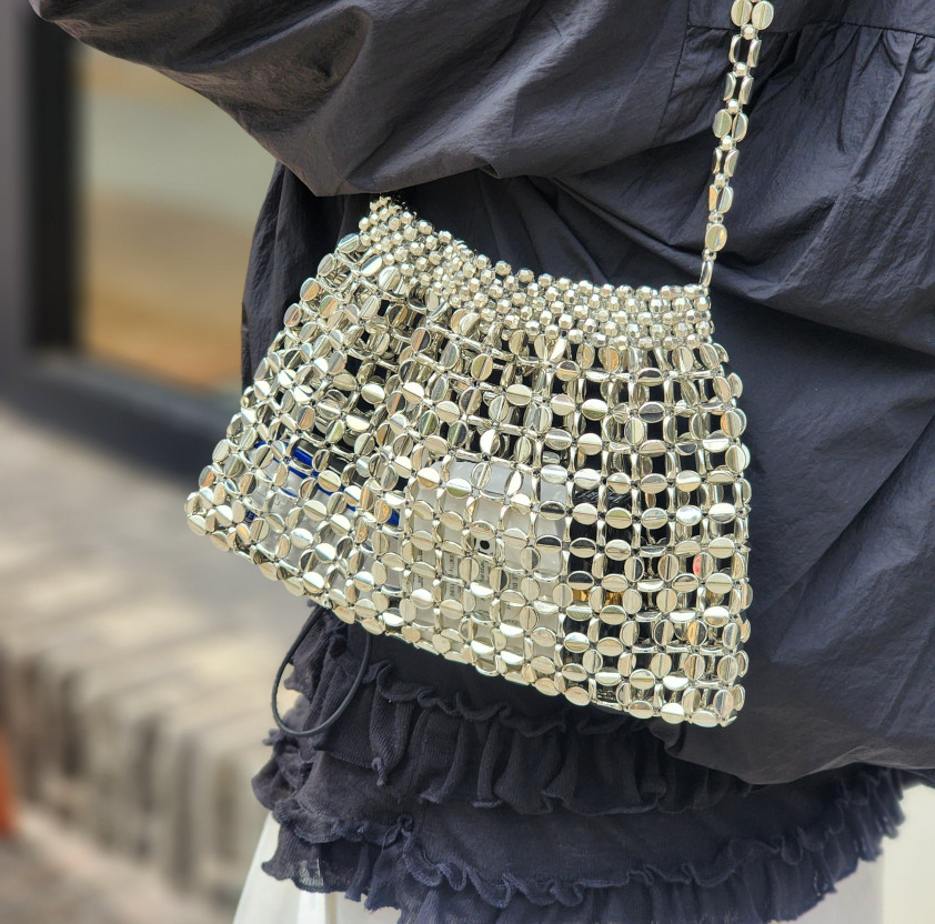 눈부신 실버의 반짝임, 특별한 순간을 완성하는 바바로사 실버 비즈 토트백 Barbarossa Silver Beaded Tote Bag