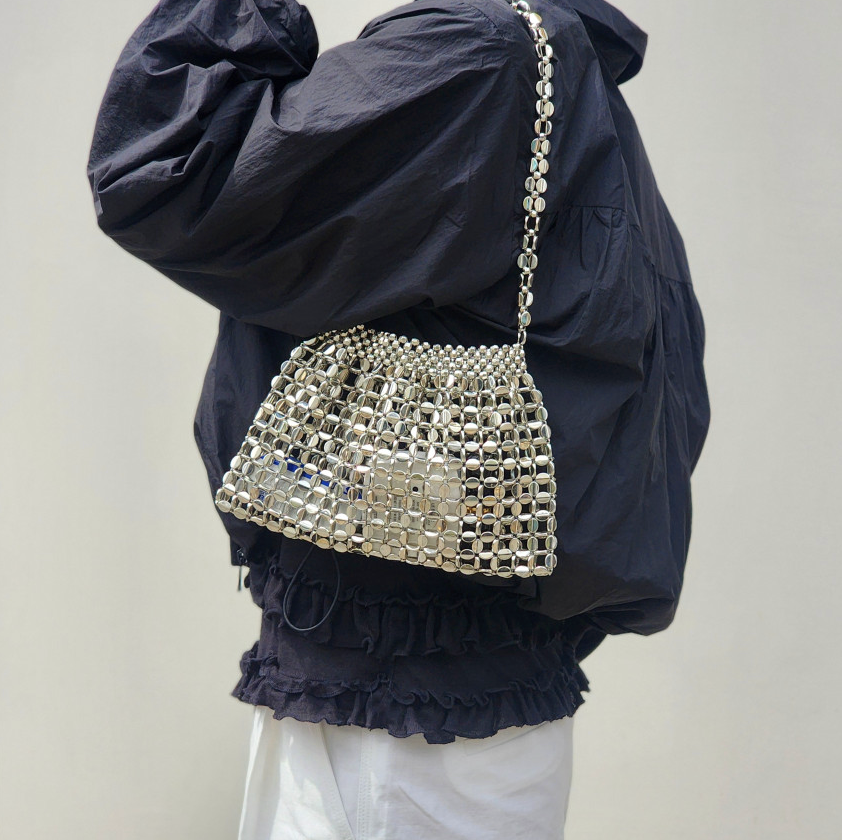 눈부신 실버의 반짝임, 특별한 순간을 완성하는 바바로사 실버 비즈 토트백 Barbarossa Silver Beaded Tote Bag