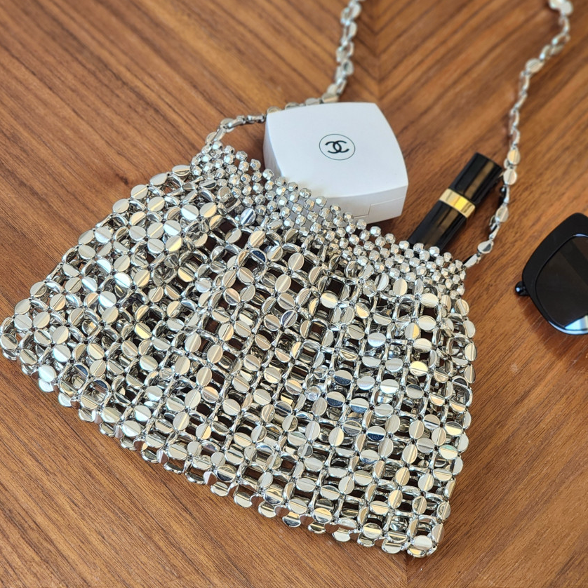 눈부신 실버의 반짝임, 특별한 순간을 완성하는 바바로사 실버 비즈 토트백 Barbarossa Silver Beaded Tote Bag