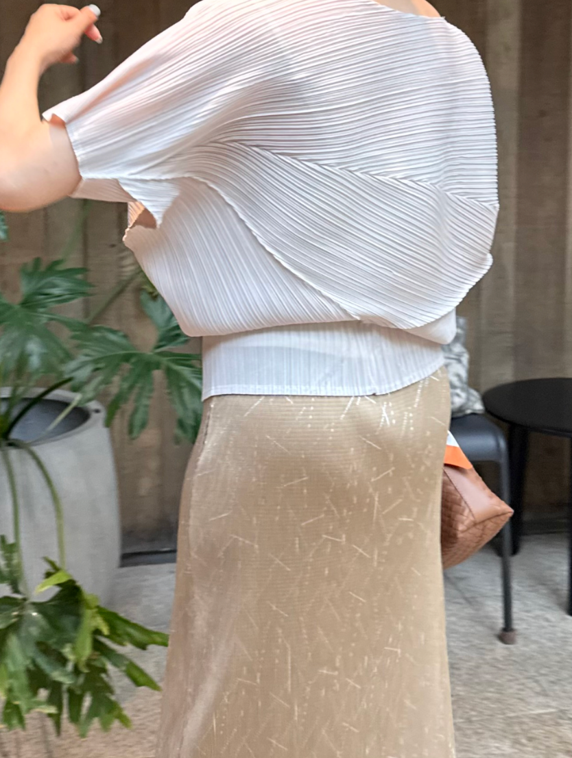 ✨[77까지 가능] 가오리 드레이프 플리츠 블라우스 · 루즈핏 체형커버 · 초경량 플리츠 · 우아한 입체패턴 · 여름 하객룩 · 데일리룩 | Draped Pleats Batwing Blouse