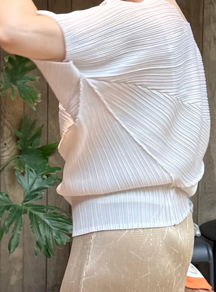 ✨[77까지 가능] 가오리 드레이프 플리츠 블라우스 · 루즈핏 체형커버 · 초경량 플리츠 · 우아한 입체패턴 · 여름 하객룩 · 데일리룩 | Draped Pleats Batwing Blouse