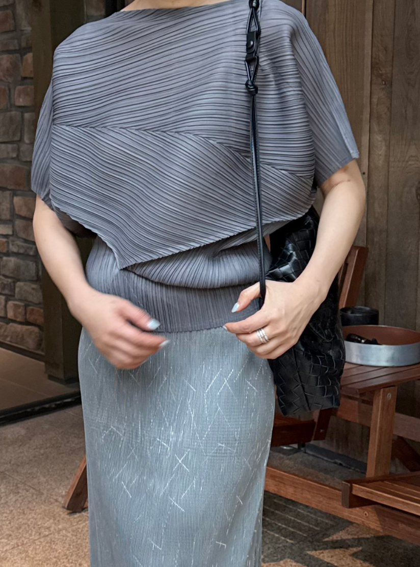 ✨[77까지 가능] 가오리 드레이프 플리츠 블라우스 · 루즈핏 체형커버 · 초경량 플리츠 · 우아한 입체패턴 · 여름 하객룩 · 데일리룩 | Draped Pleats Batwing Blouse