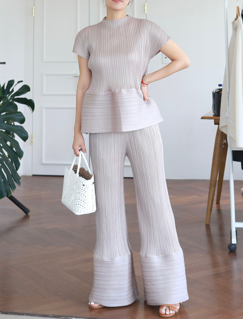 🪞플리츠 샤이닝 반목 밑볼륨 럭셔리 블라우스 │ Pleated Shimmer Mock Neck Peplum Blouse