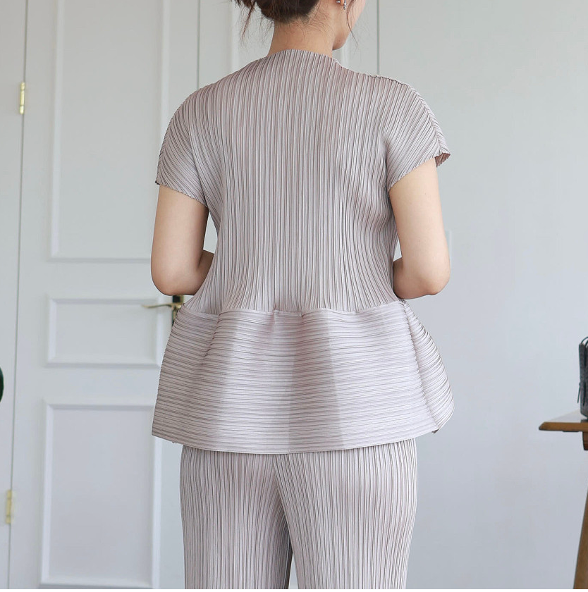 🪞플리츠 샤이닝 반목 밑볼륨 럭셔리 블라우스 │ Pleated Shimmer Mock Neck Peplum Blouse