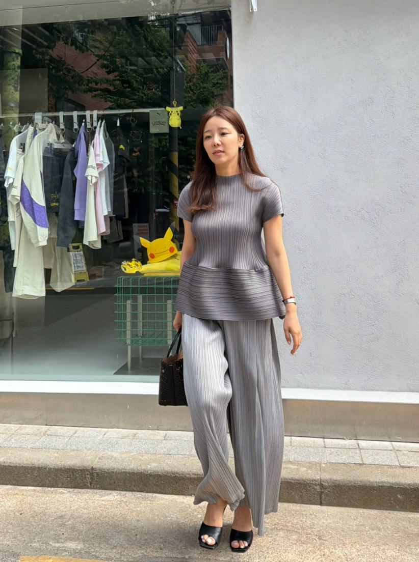 🪞플리츠 샤이닝 반목 밑볼륨 럭셔리 블라우스 │ Pleated Shimmer Mock Neck Peplum Blouse