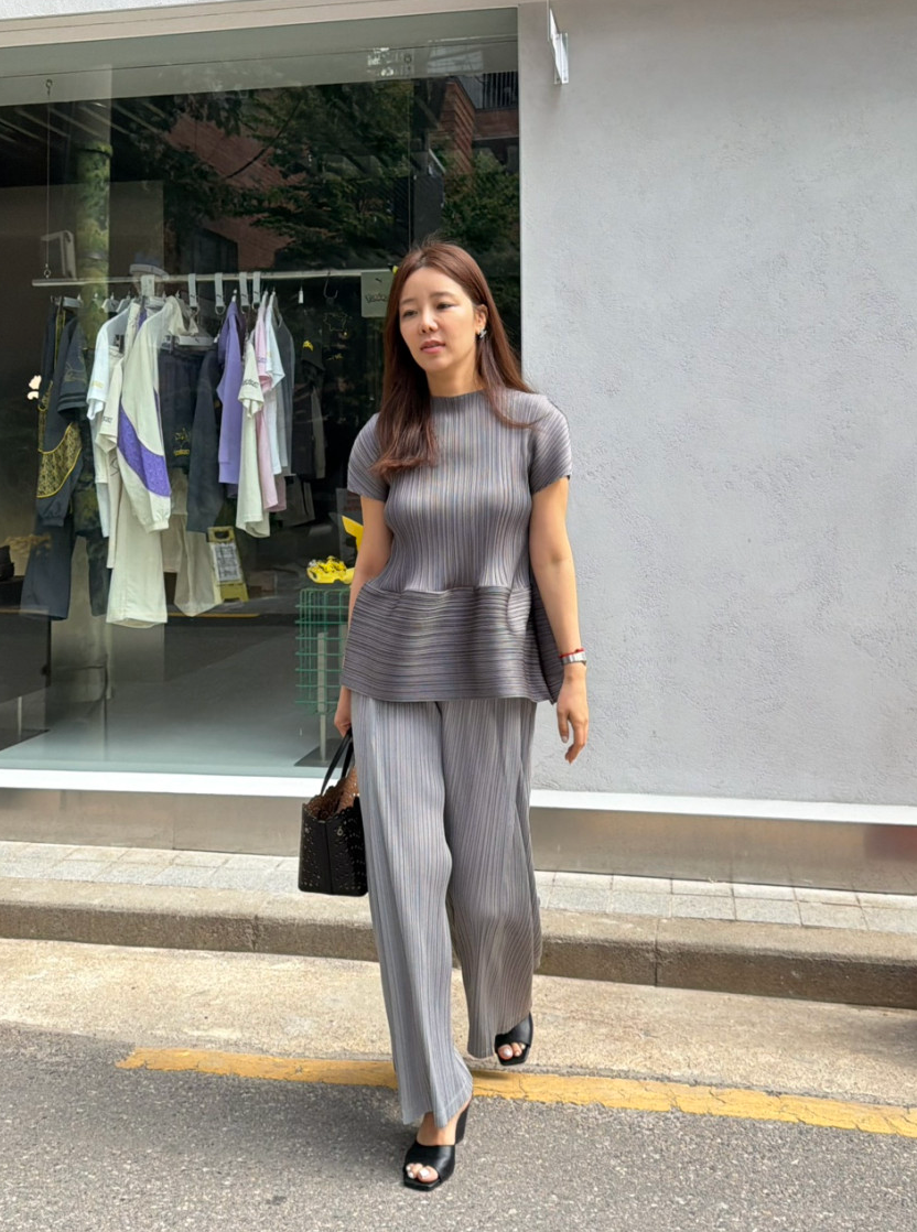 🪞플리츠 샤이닝 반목 밑볼륨 럭셔리 블라우스 │ Pleated Shimmer Mock Neck Peplum Blouse