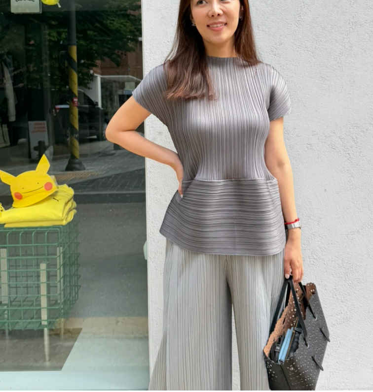 🪞플리츠 샤이닝 반목 밑볼륨 럭셔리 블라우스 │ Pleated Shimmer Mock Neck Peplum Blouse