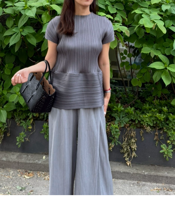 🪞플리츠 샤이닝 반목 밑볼륨 럭셔리 블라우스 │ Pleated Shimmer Mock Neck Peplum Blouse
