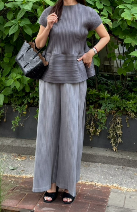 🪞플리츠 샤이닝 반목 밑볼륨 럭셔리 블라우스 │ Pleated Shimmer Mock Neck Peplum Blouse