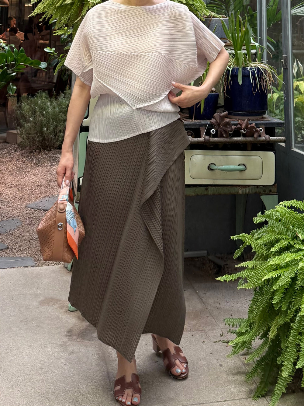 플리츠 원뿔 드레이프 스커트 | 걸을 때마다 우아하게 흐르는 드레이프 플리츠 스커트 Pleated Cone Drape Skirt | Gracefully Flowing Pleated Skirt with Elegant Drape Detail