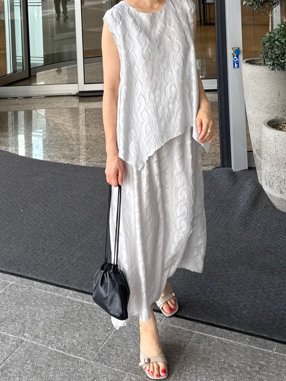 ✨반짝이는 은은한 펄감의 샤이니 꽈배기 플리츠 홀 셋업 Sleeveless Shimmer Pleated Texture Set-Up | Top & Skirt 2PCS · Elegant Satin Shine · Lightweight Summer Resort Look · Free Size✨