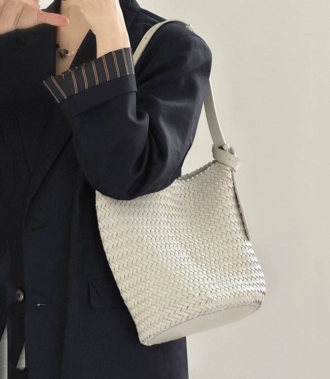 👜✨ 아르떼 드래곤 원통형 숄더 크로스 위빙백 [합성피혁]✨👜 핸드메이드 위빙 버킷백 · 데일리 숄더백 · 크로스백 | Arte Dragon Handwoven Bucket Bag
