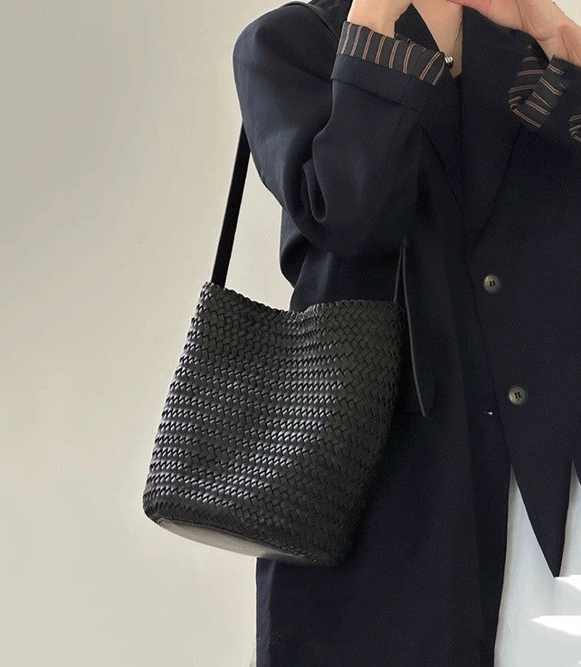 👜✨ 아르떼 드래곤 원통형 숄더 크로스 위빙백 [합성피혁]✨👜 핸드메이드 위빙 버킷백 · 데일리 숄더백 · 크로스백 | Arte Dragon Handwoven Bucket Bag