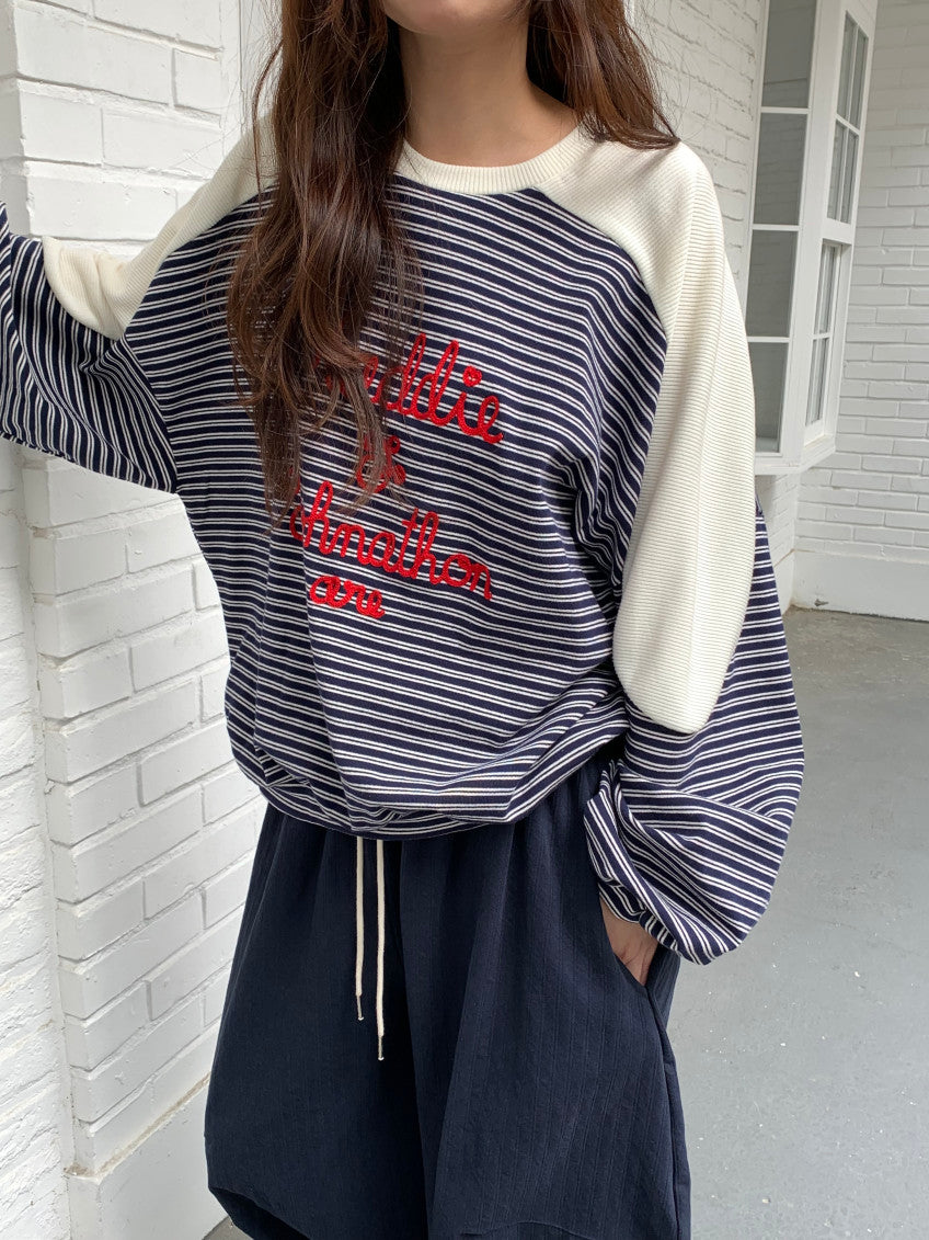 🧵 [벤티 스트라이프 배색] 레드 레터링 자수 맨투맨 | Stripe Color Block Embroidery Sweatshirt