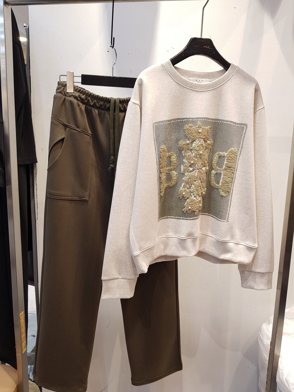 마르 BB✨ 진주 자수 맨투맨 | Pearl Embroidery Sweatshirt