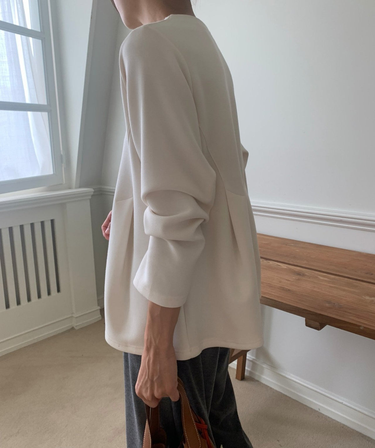 🖤 [럭키룸 라인이 예쁜 분또] 사이드 다트 A라인 긴팔 티셔츠 | Soft Structured Dart A-Line Long Sleeve Top