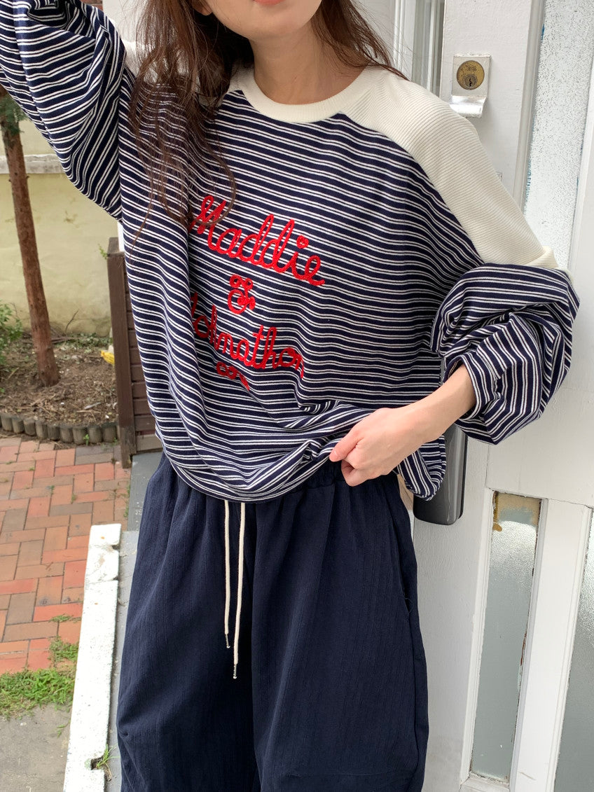 🧵 [벤티 스트라이프 배색] 레드 레터링 자수 맨투맨 | Stripe Color Block Embroidery Sweatshirt