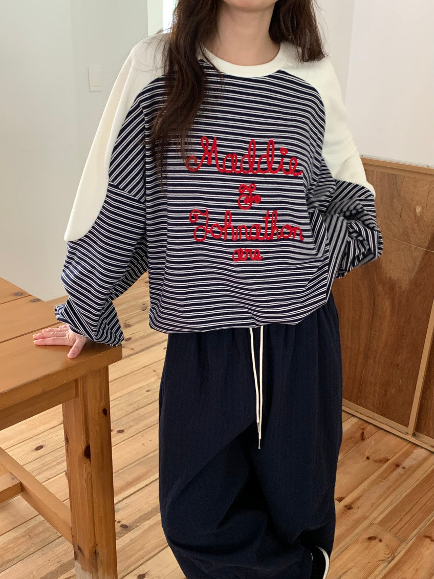 🧵 [벤티 스트라이프 배색] 레드 레터링 자수 맨투맨 | Stripe Color Block Embroidery Sweatshirt
