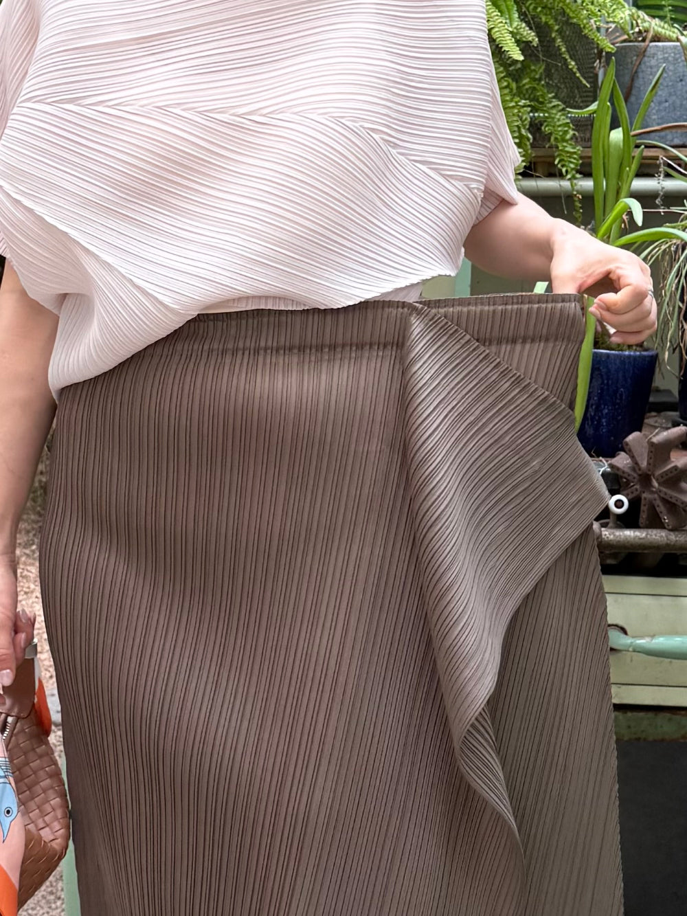 플리츠 원뿔 드레이프 스커트 | 걸을 때마다 우아하게 흐르는 드레이프 플리츠 스커트 Pleated Cone Drape Skirt | Gracefully Flowing Pleated Skirt with Elegant Drape Detail