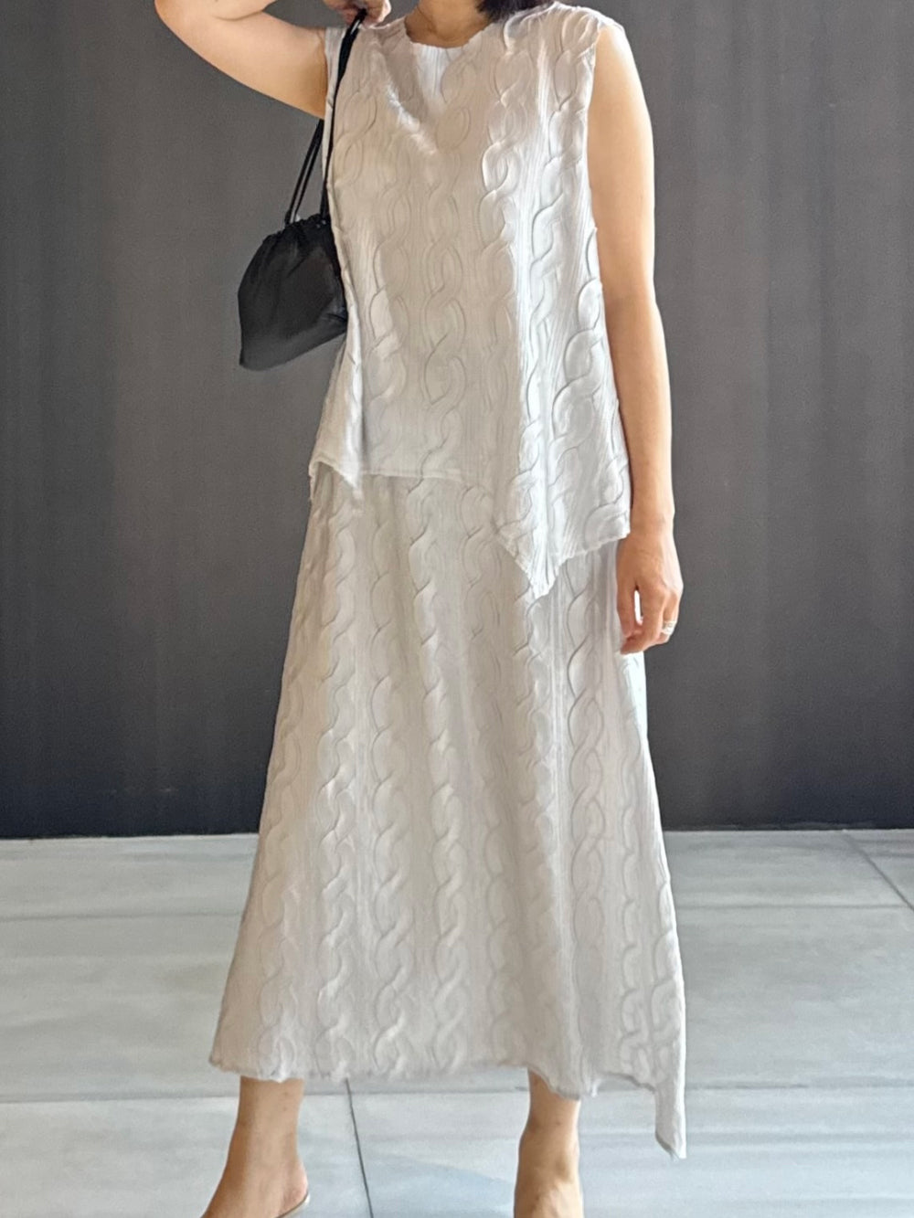 ✨반짝이는 은은한 펄감의 샤이니 꽈배기 플리츠 홀 셋업 Sleeveless Shimmer Pleated Texture Set-Up | Top & Skirt 2PCS · Elegant Satin Shine · Lightweight Summer Resort Look · Free Size✨