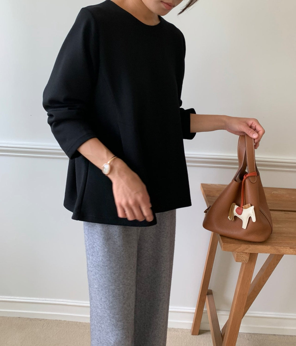 🖤 [럭키룸 라인이 예쁜 분또] 사이드 다트 A라인 긴팔 티셔츠 | Soft Structured Dart A-Line Long Sleeve Top