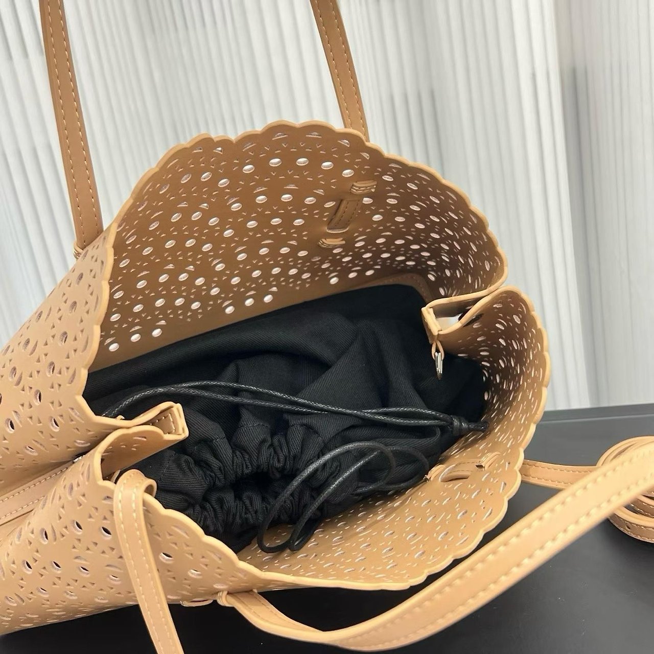 👜✨ 삼성가가 선택한 스타일 프리미엄 소가죽 알*이 미나 펀칭 미니 토트백 | Premium Leather Mini Tote | 여름 데일리백 🤍🖤🤎