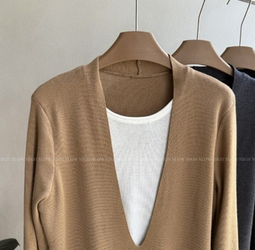 🧶 [레이어드 디자인] 울 블렌드 딥 브이넥 배색 슬릿 니트 | Wool Blend Deep V-Neck Layered Slit Knit