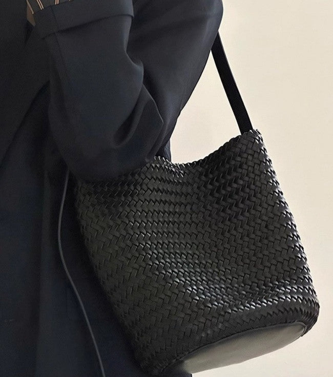 👜✨ 아르떼 드래곤 원통형 숄더 크로스 위빙백 [합성피혁]✨👜 핸드메이드 위빙 버킷백 · 데일리 숄더백 · 크로스백 | Arte Dragon Handwoven Bucket Bag
