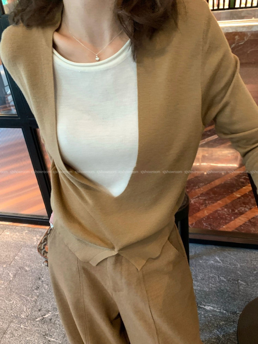 🧶 [레이어드 디자인] 울 블렌드 딥 브이넥 배색 슬릿 니트 | Wool Blend Deep V-Neck Layered Slit Knit