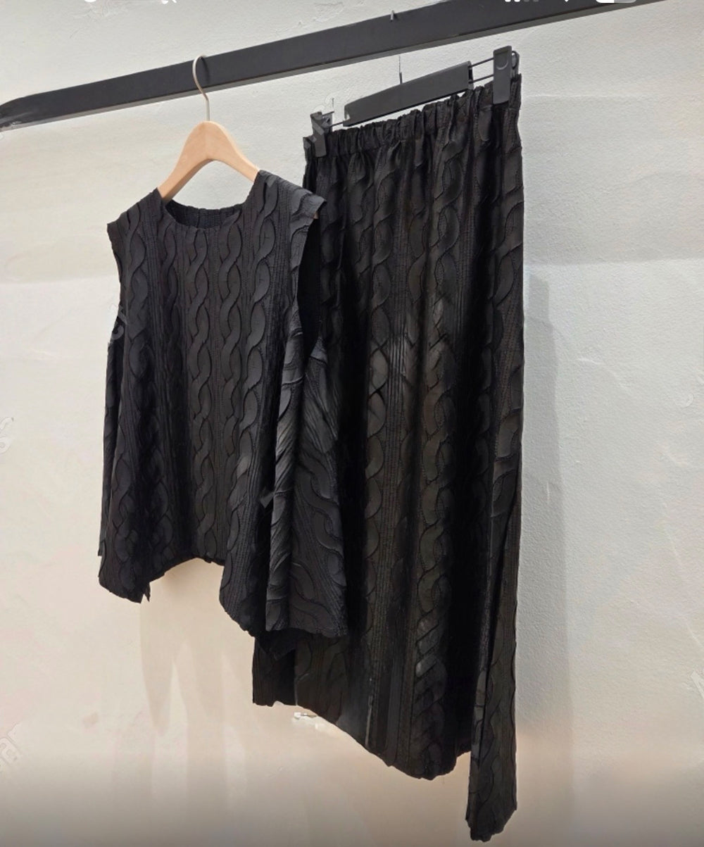 ✨반짝이는 은은한 펄감의 샤이니 꽈배기 플리츠 홀 셋업 Sleeveless Shimmer Pleated Texture Set-Up | Top & Skirt 2PCS · Elegant Satin Shine · Lightweight Summer Resort Look · Free Size✨