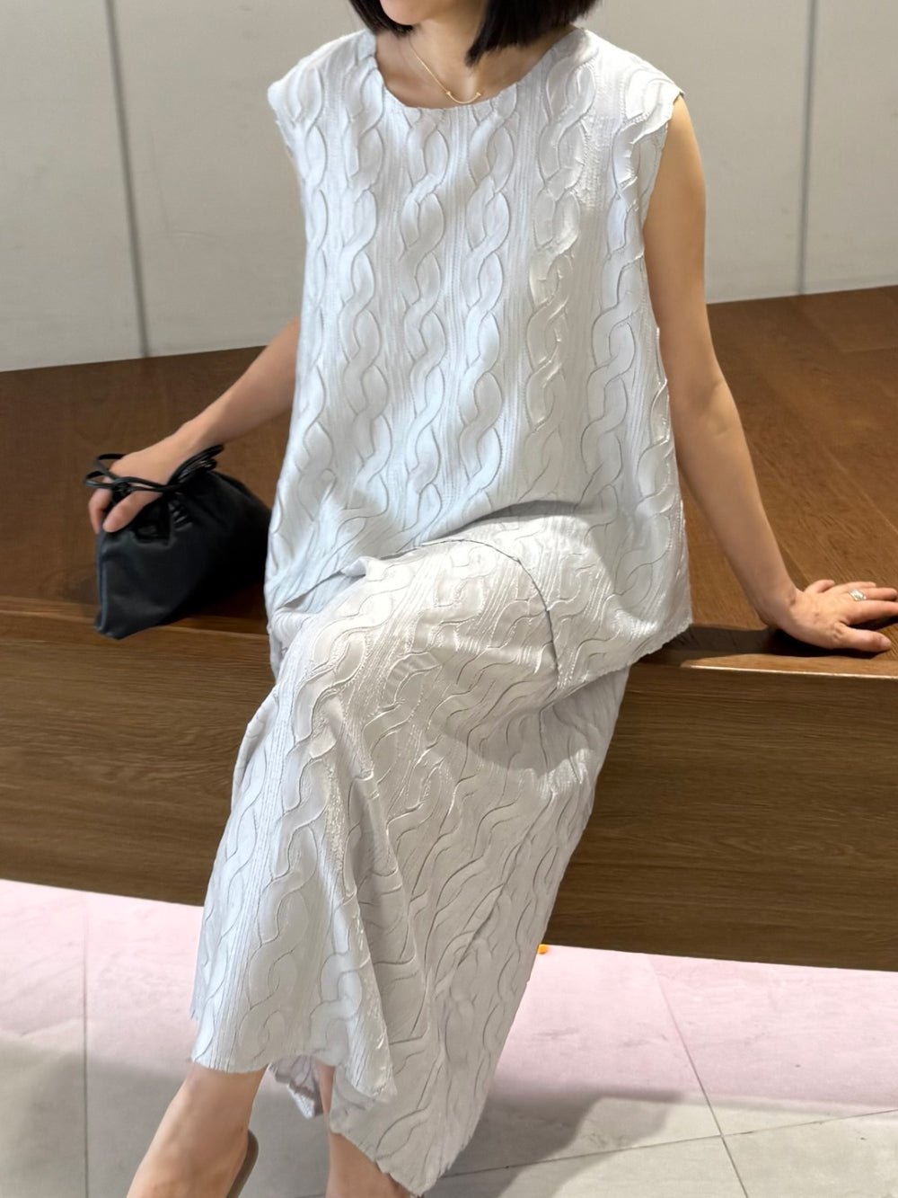 ✨반짝이는 은은한 펄감의 샤이니 꽈배기 플리츠 홀 셋업 Sleeveless Shimmer Pleated Texture Set-Up | Top & Skirt 2PCS · Elegant Satin Shine · Lightweight Summer Resort Look · Free Size✨