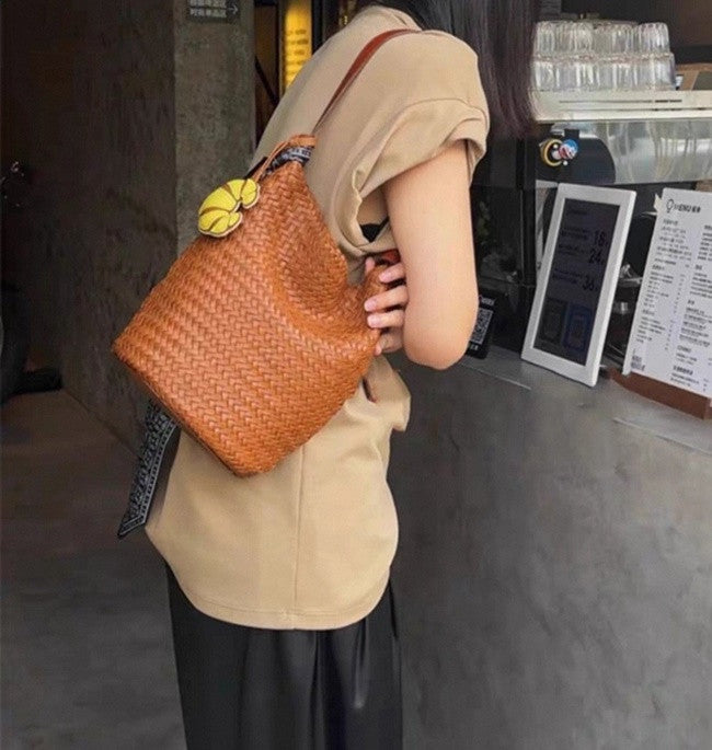 👜✨ 아르떼 드래곤 원통형 숄더 크로스 위빙백 [합성피혁]✨👜 핸드메이드 위빙 버킷백 · 데일리 숄더백 · 크로스백 | Arte Dragon Handwoven Bucket Bag